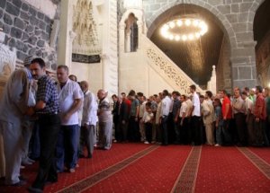 10 bin kişi kuyruk oluşturdu