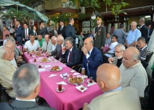 Cumhurbaşkanı Gül, vatandaşlarla simit yedi