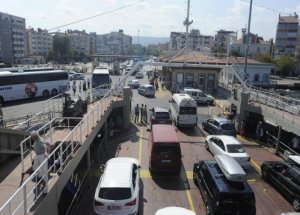 Feribot İskelesinde Trafik Keşmekeşi