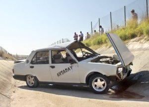Otomobil Sulama Kanalına Uçtu