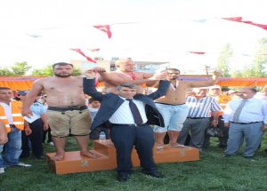 Tufanbeyli’de Baş Pehlivan Sait Bingöl Oldu