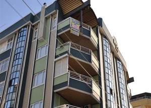 Evini Beddualı Afişle Satılığa Çıkardı