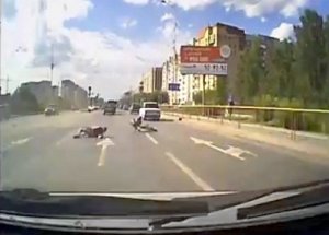 Sürücünün Çarptığı İki Bisikletçi Havada Uçtu