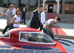 Bakan Yıldız Güneş Enerjili Otomobile Bindi