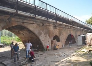 Tarihi Sis Köprüsü'nün restorasyonu başladı