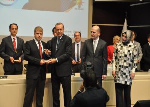 Başbakanın Elinden Ödülünü Aldı