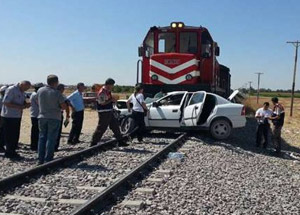 Tren otomobile çarptı: 2 ölü, 1 yaralı