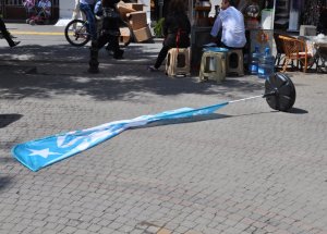 Türk Dünyası Tanıtım Flama Ve Tabelaları Yerlerde