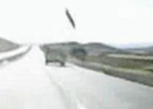 Yatak Kamyonun Kasasından Uçtu Ve!..