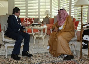 Suudi Bakandan Davutoğlu'na Jest