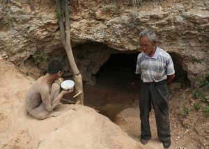Oğlunu Mağaraya Zincirledi