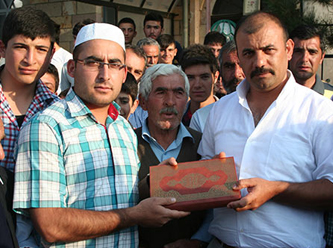 Uzaya Götüreceklerini Hemşehrileri Hediye Etti