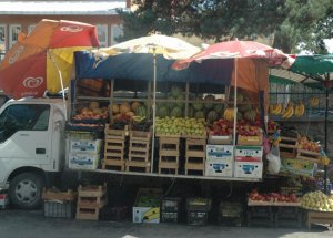 Kamyonet Üzerinde Meyve Şöleni
