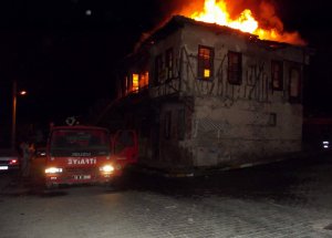 Tarihi Konak Alev Alev Yandı