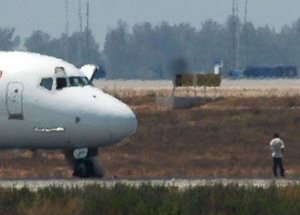 Korsanlar Uçağı Rehin Aldı