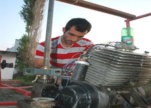 Evinin Bahçesinde Helikopter Yapıyor