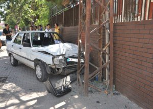 Önce Yayaya, Sonra Duvara Çarptı