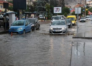 Tokat’ta Yağmur Araç Trafiğini Etkiledi