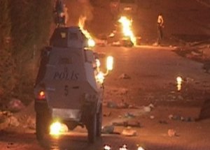 Hakkari'de Zırhlı Araca Molotoflu Saldırı!