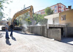 Yıkım Müdürü Kendi Evini De Yıktı