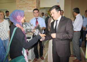 Yeni Atanan Öğretmenler Karafillerle Karşılandı