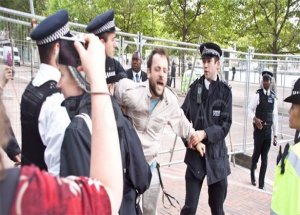 Silah Fuarı Londra'da Protesto Edildi