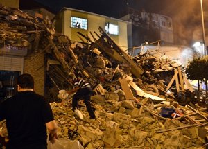 Kasımpaşa'da 4 Katlı Bina Çöktü