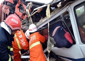 Çin’de minibüs kazası: 16 ölü