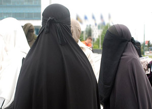 İngiltere'de Mahkemelerde ''Peçe'' Tartışması