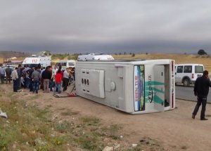 Uşak’ta Servis Aracı Kaza Yaptı; 10 Yaralı