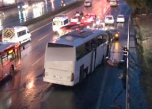 Yolcu Otobüsü İETT Durağına Daldı