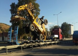 Tır'ın Çarptığı Üst Geçit Kullanılamaz Hale Geldi