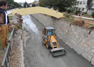 Kanallar Yıkanarak Temizleniyor