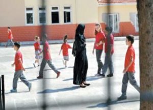 Başörtülü Elif Öğretmene Destek Çığ Gibi