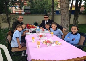 Kula Garnizon Komutanı'na Öğrencilerden Ziyaret