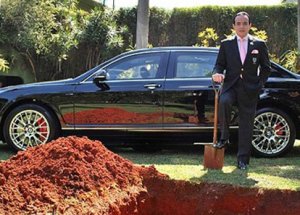 Milyarder İş Adamından Tuhaf Karar!