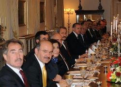 Başbakan Erdoğan, milletvekilleriyle yemek yedi