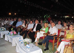 Çandar, konserinde türkü arasında hükümete yüklendi