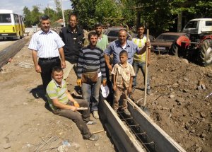 Yol Kenarına Dekoratif Perde Yapılıyor