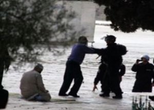 İsrail Askerleri Mescid-i Aksa'da Dehşet Saçtı