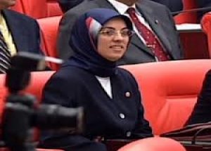 Merve Kavakçı'dan Pakete Eleştiri!