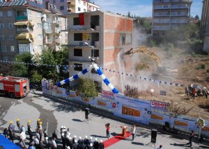Tokat’ta Riskli Binaların Yıkımı Başladı