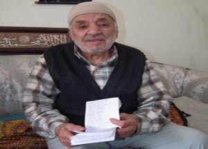 Tanıştığı Kişileri Defterine Kaydedip Dua Ediyor