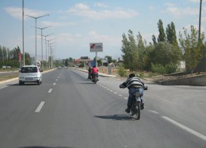 Motosiklet Üzerinde Tehlikeli Yolculuk