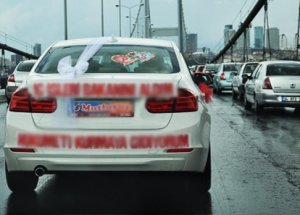 Gelin Arabasında İlginç Yazı