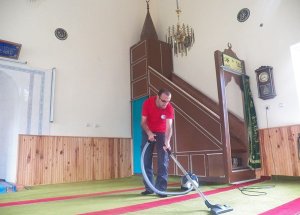 Gençlerden Camide Temizlik