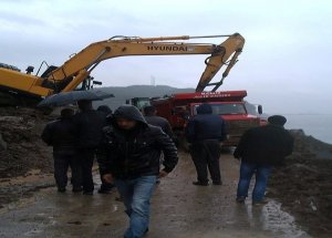 Kepçe Aldığı Taş İle Birlikte Kamyona Sıkıştı