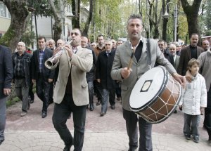 Adaylık Başvurusunu Davul Zurna Eşliğinde Yaptı