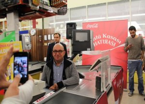 Ünlü Şovmen Kasiyer Olursa