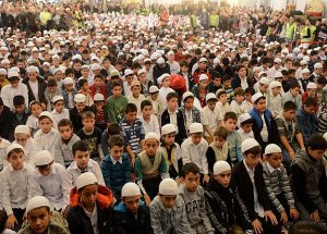 Binlerce Çocuk Aynı Anda Namaza Başladı